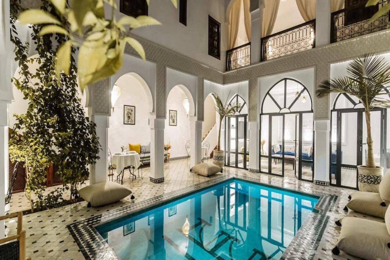 Patio du Riad Nayanour avec piscine